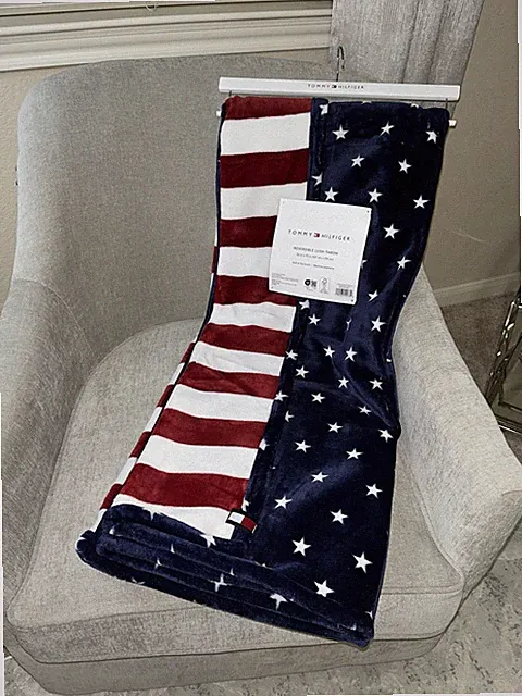 1-NWT TOMMY HILFIGER REVERSIBLE AMERICAN FLAG DESIGN THROW BLANKET