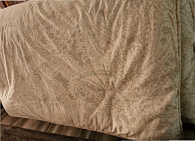 queen size bedspread/comforter By Tommy Hilfiger/reversible/beige, Paisley...
